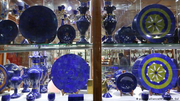 Afghanistan Kabul Geschäftsmann inspiziert Lapis Lazuli Steine Afghanistan Kabul Geschäftsmann inspiziert Lapis Lazuli Steine