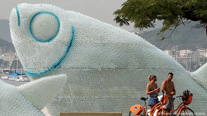 Ein aus Plastikflaschen gefertigter Fisch Brasilien Rio de Janeiro 