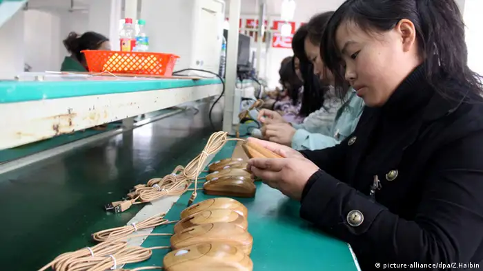 Chinesische Arbeiterinnen montieren Computermäuse aus Holz Bambus 
