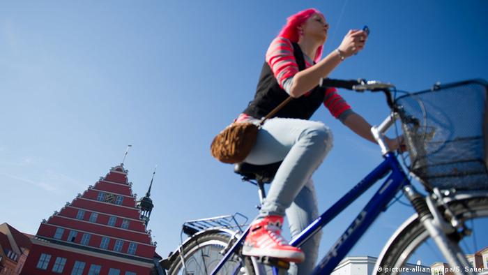 Дрехите втора употреба може и да не са по вкуса на всеки, но особено младите хора в Германия активно използват възможностите на секънд хенд търговията. Най-популярни са учебниците, но в университетите има и табла с обяви за мебели, лаптопи и цифрови фотоапарати втора употреба, а на някои места се организират и базари за ползвани велосипеди.