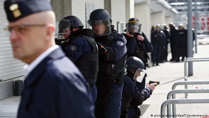 Euro 2016 Fan Zone Champs de Mars Paris Frankreich Sicherheit Security
