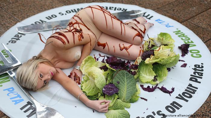 Peta-Aktivistin Laura Daulton liegt nackt auf einem Teller als Speise garniert (Foto: picture-alliance/dpa/N.Carson).