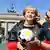 Deutschland Merkel Wachsfigur als Fußballfan vor Brandenburger Tor Berlin