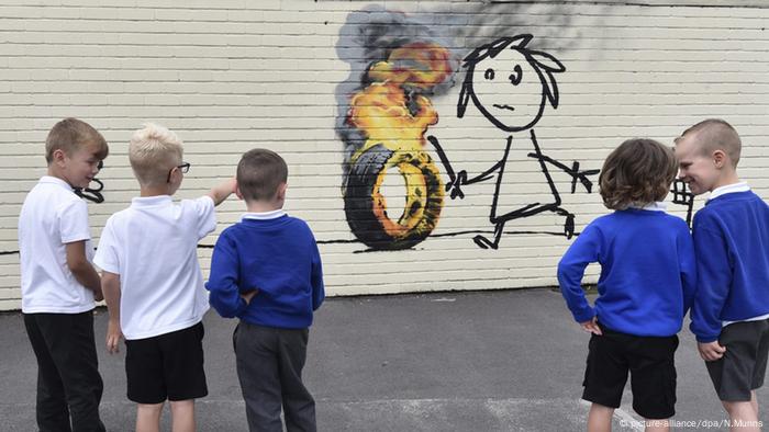 Graffiti an der Bridge Farm Grundschule in Withchurch (picture-alliance/dpa/N.Munns)