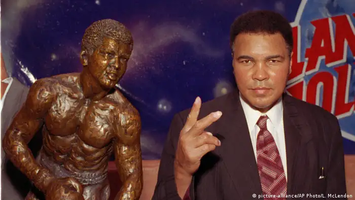 Muhammad Ali US-amerikanische Boxer Bronzeskulptur von John Petek