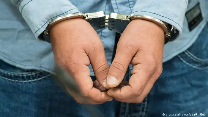 Symbolbild Angeklagter in Handschellen