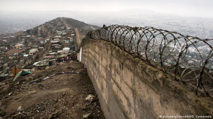 Peru Mauer in Lima trennt Arme und Reiche (picture-alliance/AA/S. Castaneda)