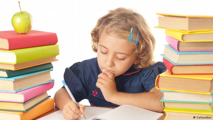 Mädchen Schule Bücher lernen Hausaufgaben (Colourbox)