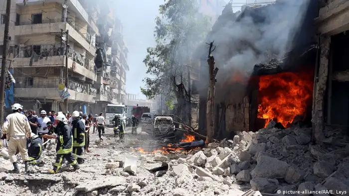 Zerstörtes Krankenhaus und Feuerwehr nach Luftangriff auf Aleppo (Foto: picture-alliance/AA)