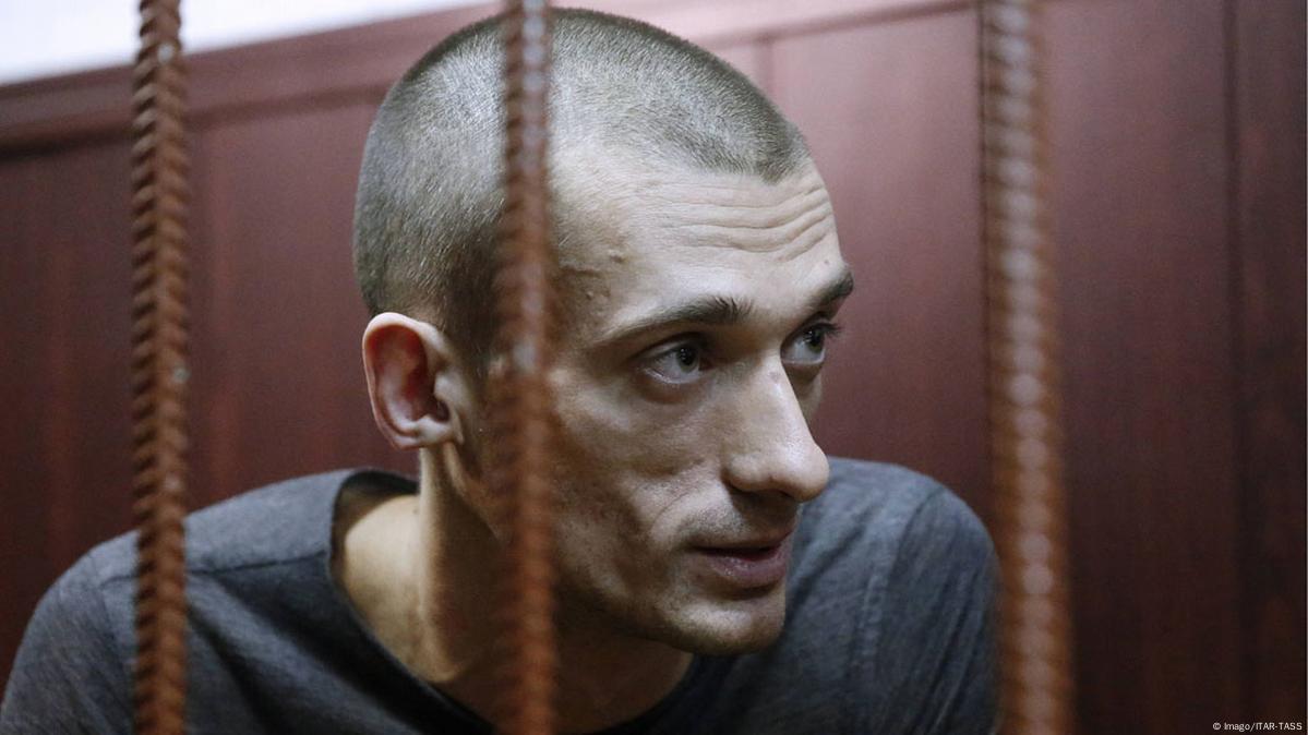 Performance artist Pyotr Pavlensky flees Russia – DW – 01/16/2017