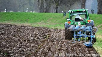 Ein Bauer pflügt mit dem Trecker ein Feld picture-alliance/dpa/D. Bockwoldt)