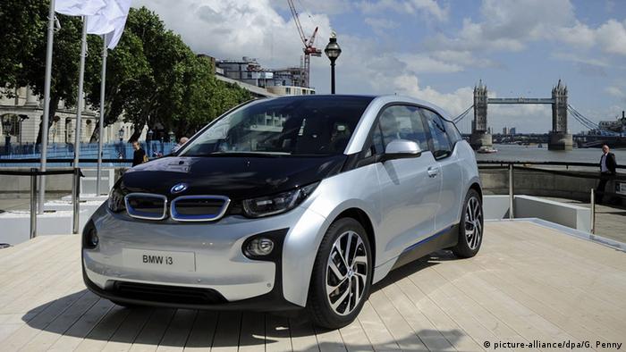 Электромобиль BMW i3 на фоне лондонского Тауэра