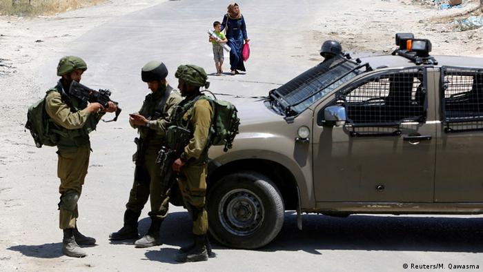 Israelische Soldaten kontrollieren eine Straße in der Nähe von Hebron (Foto: Reuters/M. Qawasma)