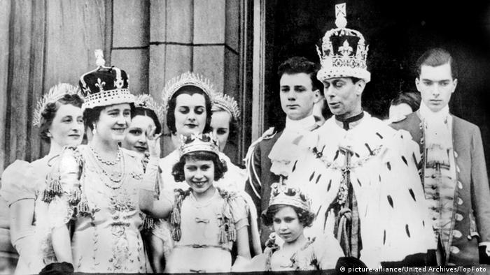 Auf einer schwarz-weiß-Fotografie ist die königliche Familie um King George VI, Queen Elizabeth und die Prinzessinnen Elizabeth & Margaret im Jahr 1936 zu sehen.