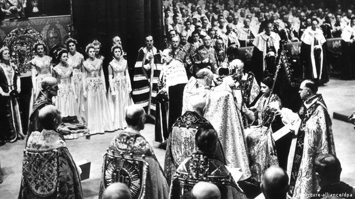 Eine schwarz-weiß Aufnahme der Krönung von Königin Elizabeth in Westminster Abbey.