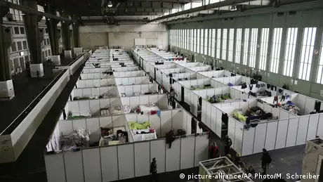 Deutschland, Flüchtlingsunterkunft im Flughafen Tempelhof (picture-alliance/AP Photo/M. Schreiber)