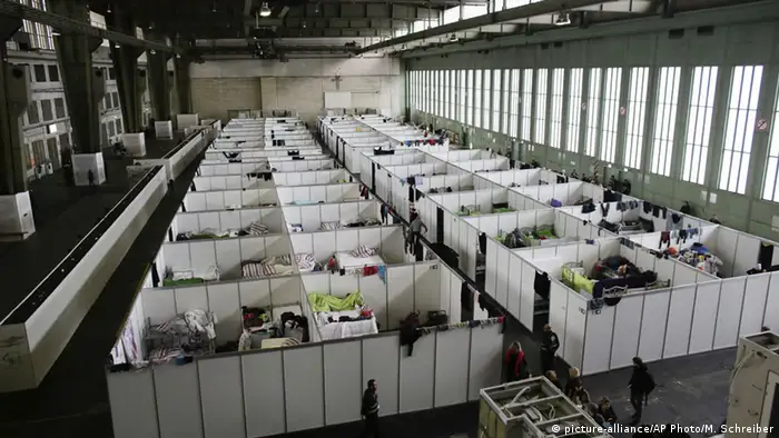 Deutschland, Flüchtlingsunterkunft im Flughafen Tempelhof (picture-alliance/AP Photo/M. Schreiber)