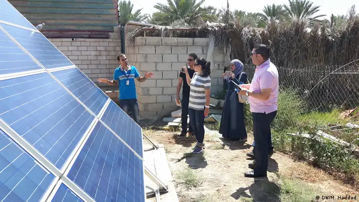 Bewässerung im Jordantal: Workshopteilnehmer besuchten Solarprojekt der German Jordanian University, Foto: DW Akademie/Mohamed Haddad