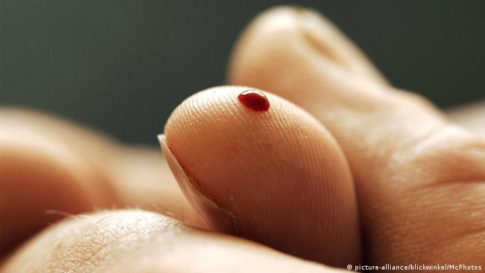 Symbolbild Gesundheit Test - Blutstropfen auf Fingerkuppe