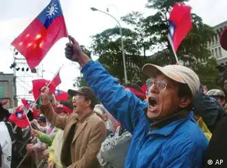 高举大清龙旗的施琅将军将统－青天白日满地红的台湾？
