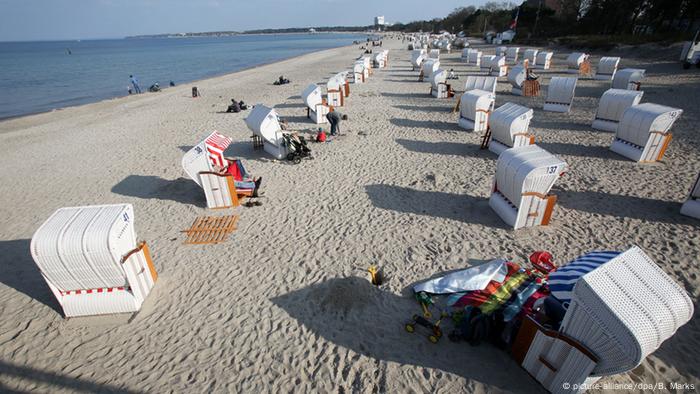 Germany Baltic Sea beach beach chairs Timmendorf (picture-alliance/dpa/B. Marks)