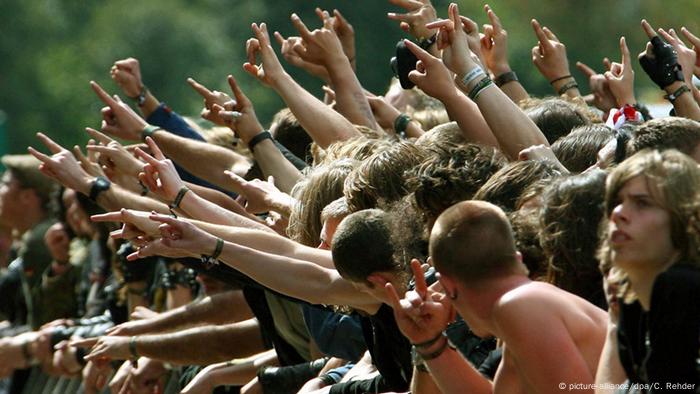 Grölende Fans auf dem Open Air-Festival Wacken.(C) picture-alliance/dpa/C. Rehder