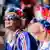 Frankreich Paris Fans in Tricolore Farben gekleidet