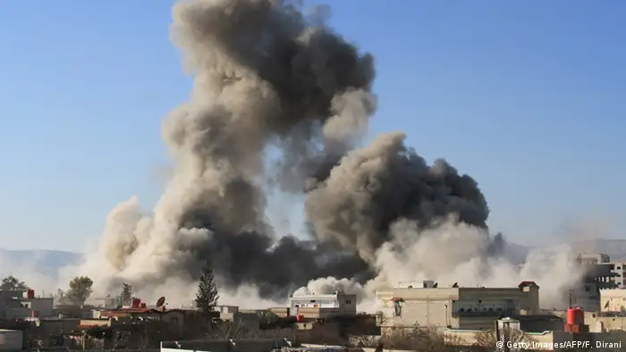Syrien Daraja Explosionswolke über der Stadt
