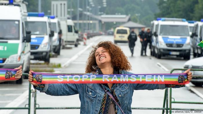 Demonstrantin mit Banner Stopp Ramstein (Foto: picture-alliance/dpa/O. Dietze)