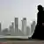 Katar Symbolbild Vergewaltigung - Frau vor Skyline von Doha