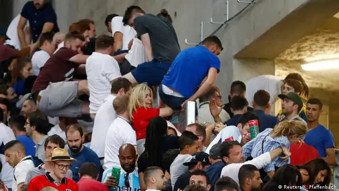 UEFA EURO 2016 England - Russland Ausschreitungen im Stadion