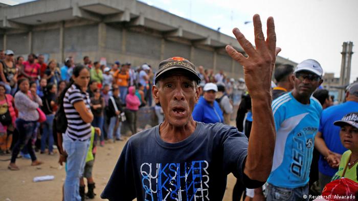 Venezuela Caracas Lebensmittelkrise Schlange Supermarkt (Reuters/I. Alvarado)