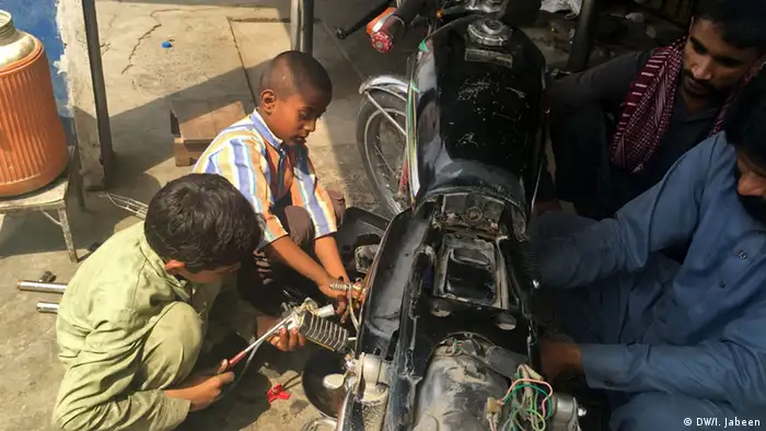Pakistan Islamabad Kinderarbeit Junge Mechaniker