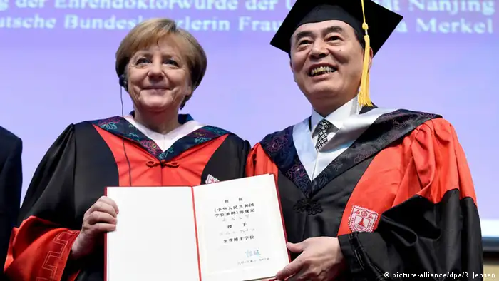 China Merkel in Peking erhält Ehrendoktorwürde