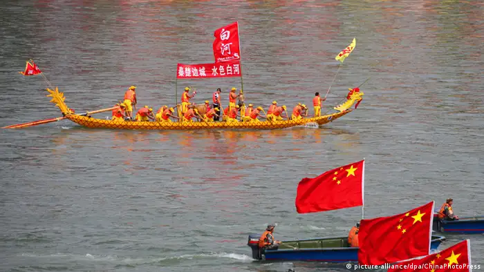 Drachenboote beim Festival in Whenzhou (Foto: picture-alliance/dpa/ChinaPhotoPress)