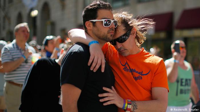 После нападения на гей-клуб в Орландо, на месте трагедии 