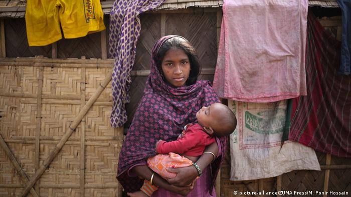 Bangladesch Dhaka Symbolbild Kinderehe junge Frau mit Baby (picture-alliance/ZUMA Press/M. Ponir Hossain)