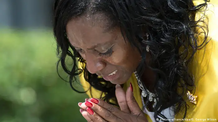 A woman praying in Orlando (picture-alliance/dpa/G. George Wilson)