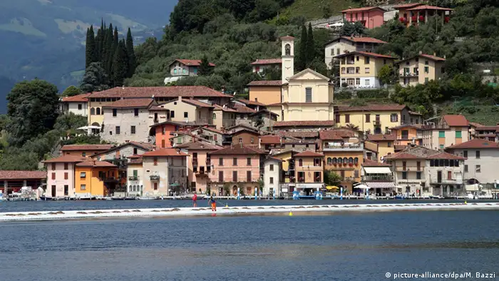 Italien Iseo-See Christo Projekt The Floating Piers (c) picture-alliance/dpa/M. Bazzi