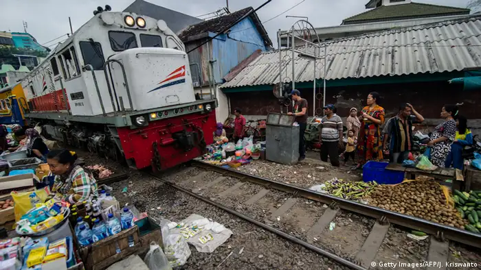 Indonesien Surabaya - Zug auf Markt
