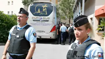Frankreich Polizei stoppt Bus mit russischen Fußballfans