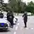 Frankreich Attentat auf Polizist bei Paris / Polizisten sichern Tatort ab