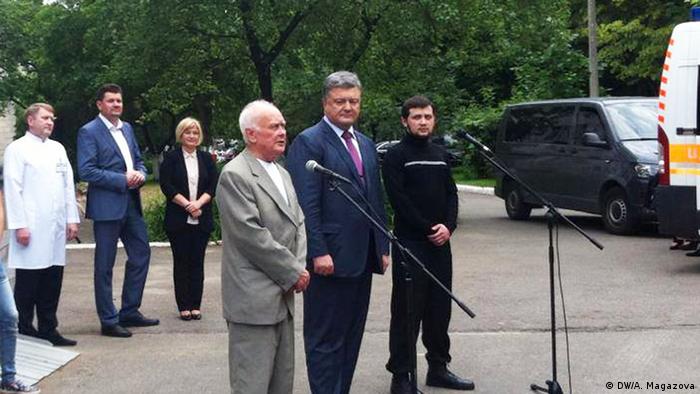 Петр Порошенко (в центре) встречает Юрия Солошенко (слева) и Геннадия Афанасьева (справа)