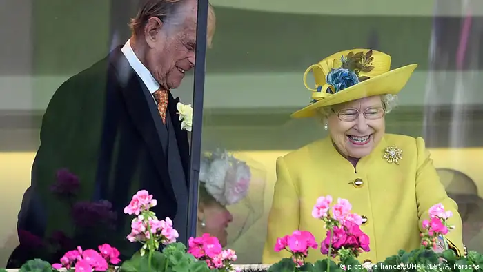Die Queen und Prinz Philip in der Königsloge von Ascot (picture alliance/ZUMAPRESS/A. Parsons)