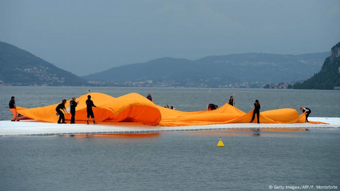 Arbeiter verlegen die Stoffbahnen der Floating Piers
(c) Getty Images/AFP/F. Monteforte