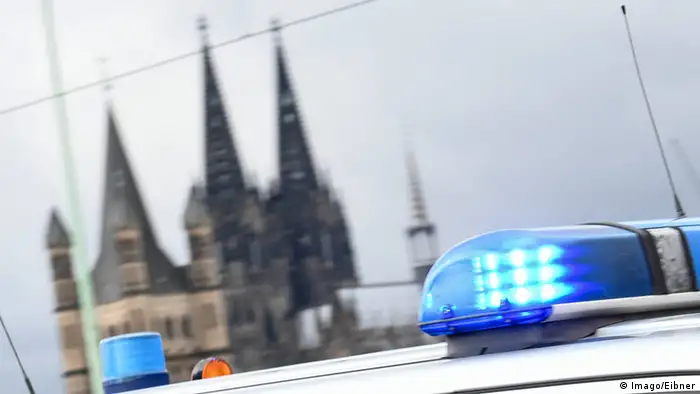 Deutschland Köln Blaulicht der Polizei vor Kölner Dom