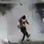 Полиция распыляет слезоточивый газ против футбольных хулиганов 11 июня в Марселе