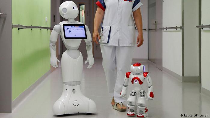 Включи роботы пальчики. Робот медсестра. Роботизированная медсестра. Инновационный робот медсестра. MOXIE робот медицина.