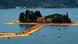 The Floating Piers mit Insel San Paolo im Isoe-See (Foto: picture-alliance/dpa/M. Kappeler) The Floating Piers mit Insel San Paolo im Isoe-See (Foto: picture-alliance/dpa/M. Kappeler)