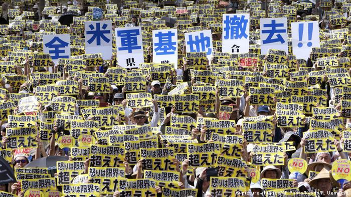 2016年，沖繩人舉標語反對在邊野古建美軍軍事基地。